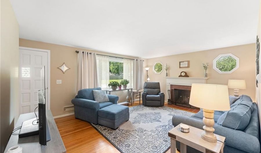 1 Woodhaven Dr, Cumberland, RI 02864 - 3 Beds, 2 Bath