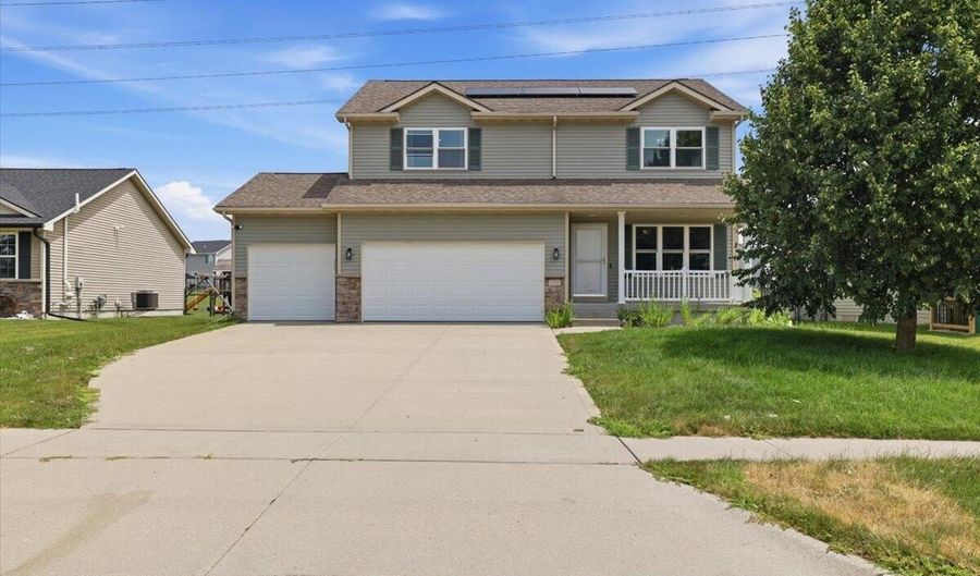 1901 30th Ave SW, Altoona, IA 50009 - 4 Beds, 4 Bath