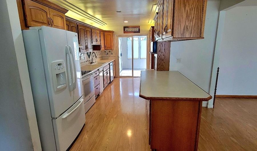 713 NE 3rd Ave, Aberdeen, SD 57401 - 3 Beds, 2 Bath