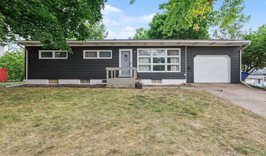 422 W Ctr, Alma, MI 48801 - 4 Beds, 2 Bath
