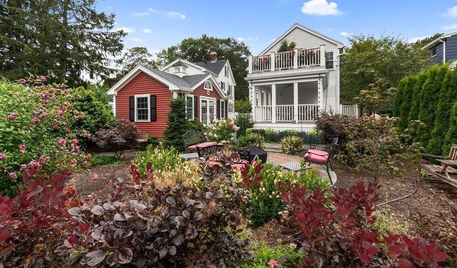 27 High St 1, Beverly, MA 01915 - 2 Beds, 2 Bath