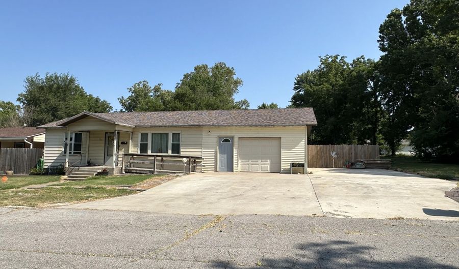 111 W Lee St, Aurora, MO 65605 - 3 Beds, 2 Bath