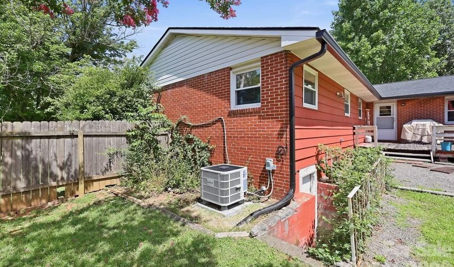 376 School Rd E, Asheville, NC 28803 - 3 Beds, 2 Bath