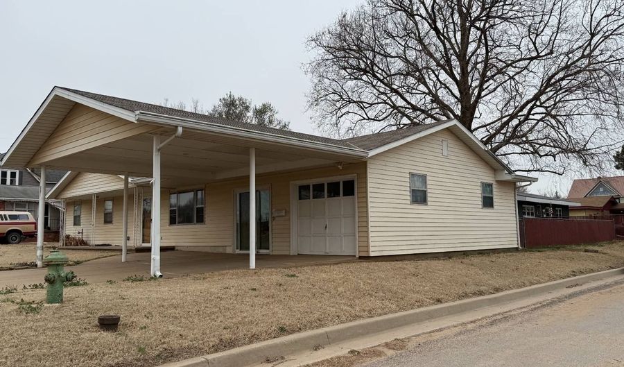 901 Logan St, Alva, OK 73717 - 3 Beds, 2 Bath