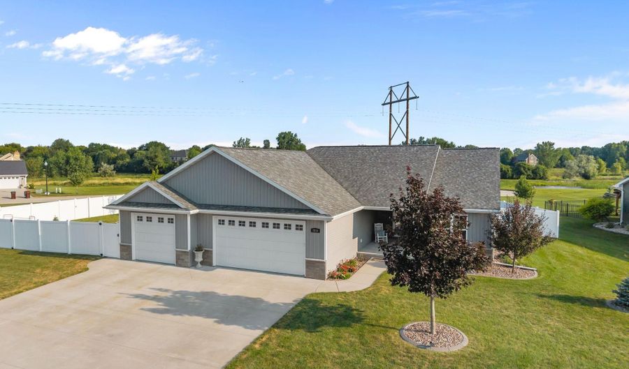 2818 W HIDDEN PINE Dr, Appleton, WI 54913 - 5 Beds, 3 Bath