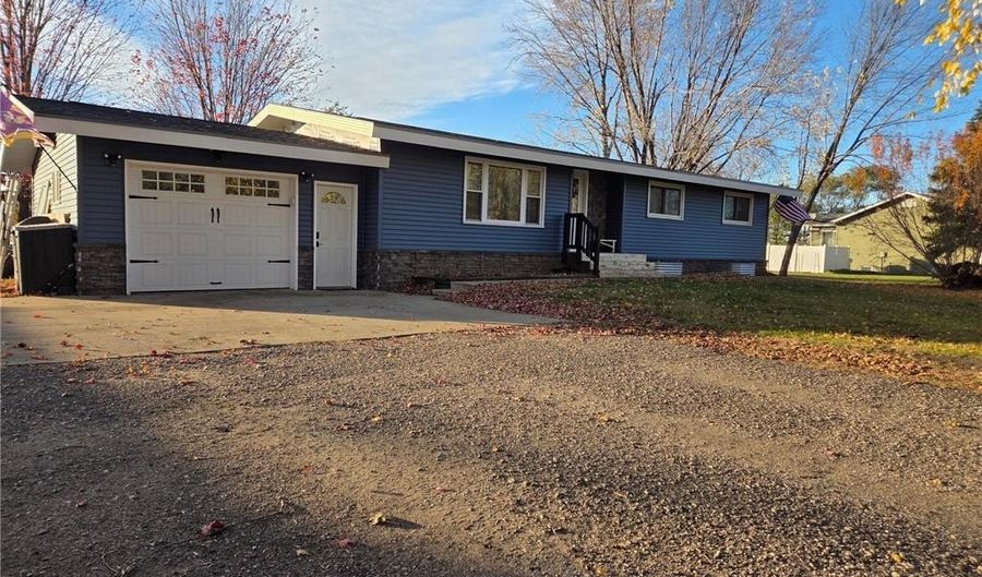 929 Ash St, Appleton, MN 56208 - 4 Beds, 3 Bath