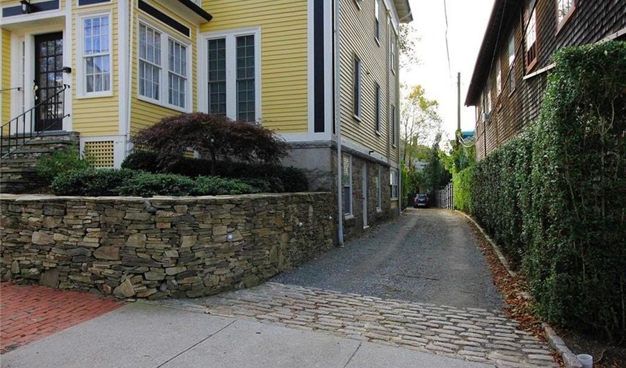 75 Pelham St C, Newport, RI 02840 - 2 Beds, 2 Bath