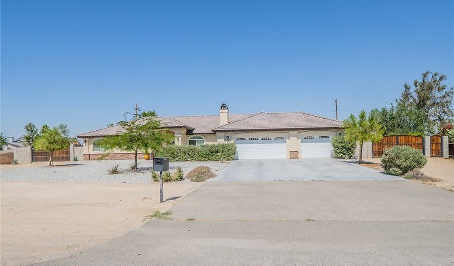 13546 Rincon Rd, Apple Valley, CA 92308 - 4 Beds, 4 Bath