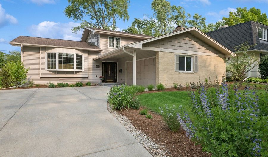 1407 N Dunton Ave, Arlington Heights, IL 60004 - 4 Beds, 3 Bath