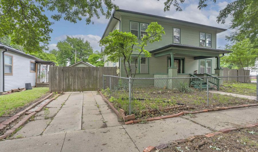 404 N 2nd St, Arkansas City, KS 67005 - 4 Beds, 2 Bath