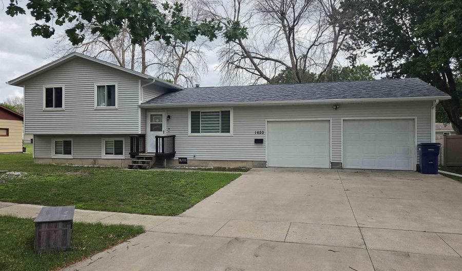 1620 E Elm St, Algona, IA 50511 - 3 Beds, 2 Bath
