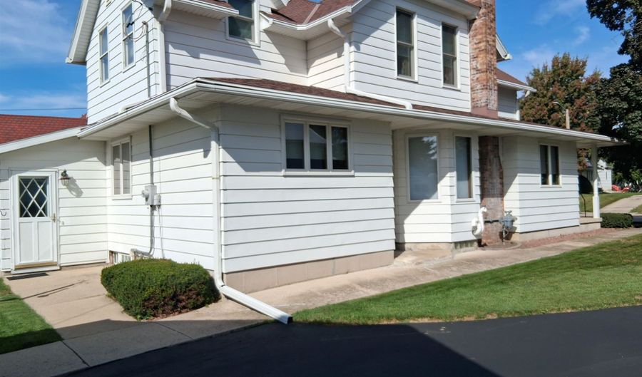 118 Main St, Arlington, WI 53911 - 4 Beds, 2 Bath