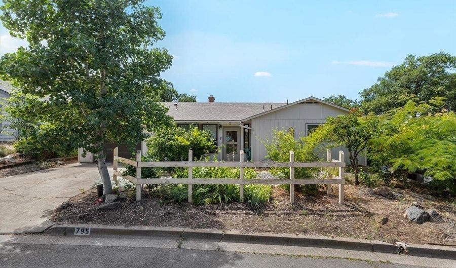 795 Oak Knoll Dr, Ashland, OR 97520 - 2 Beds, 2 Bath