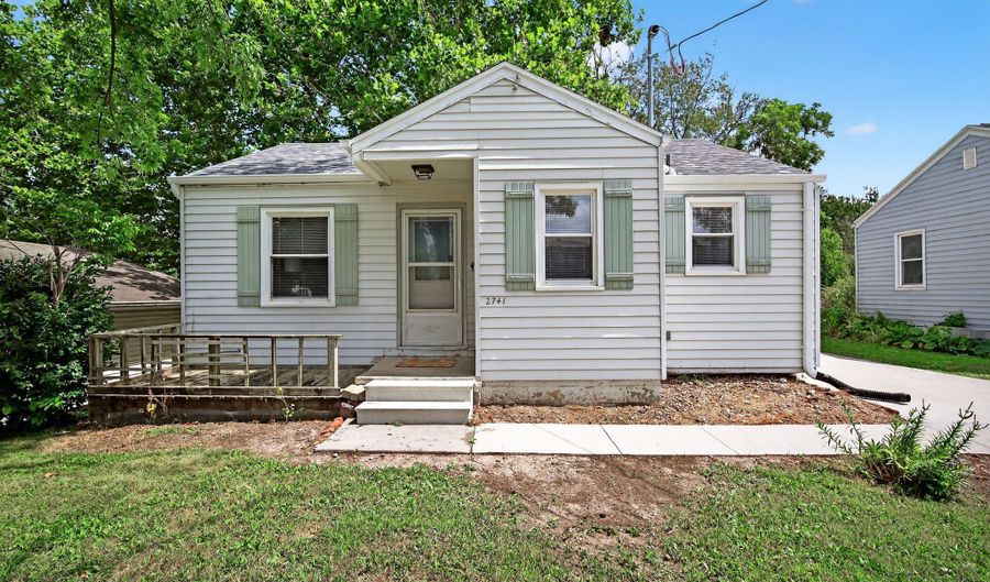 2741 57th St, Des Moines, IA 50310 - 2 Beds, 1 Bath