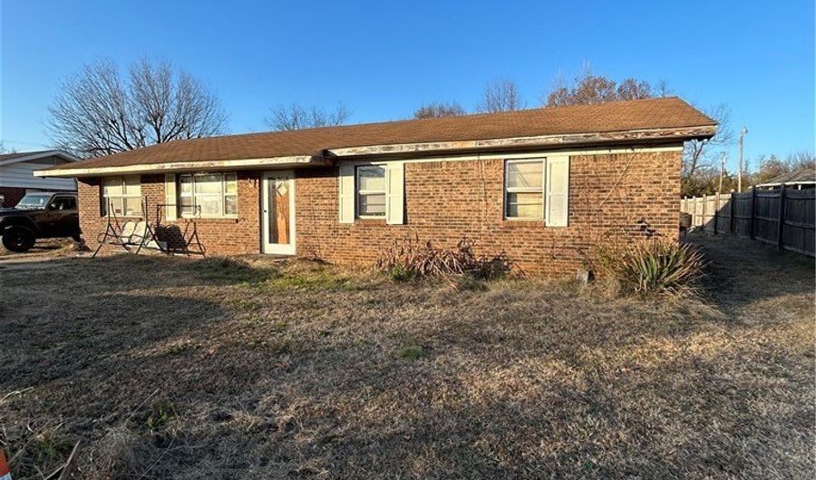 8810 Green Point Dr, Altus, AR 72821 - 3 Beds, 2 Bath
