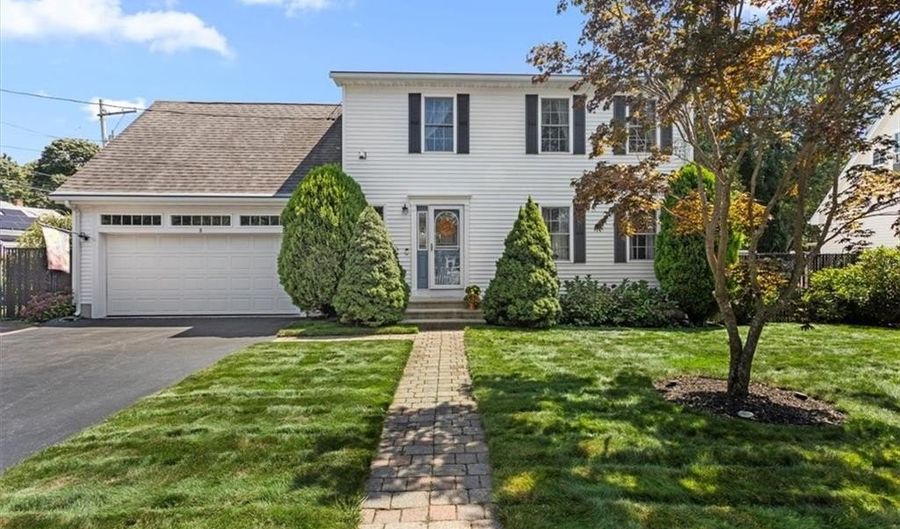 8 Mckay Ct, Warwick, RI 02889 - 3 Beds, 2 Bath
