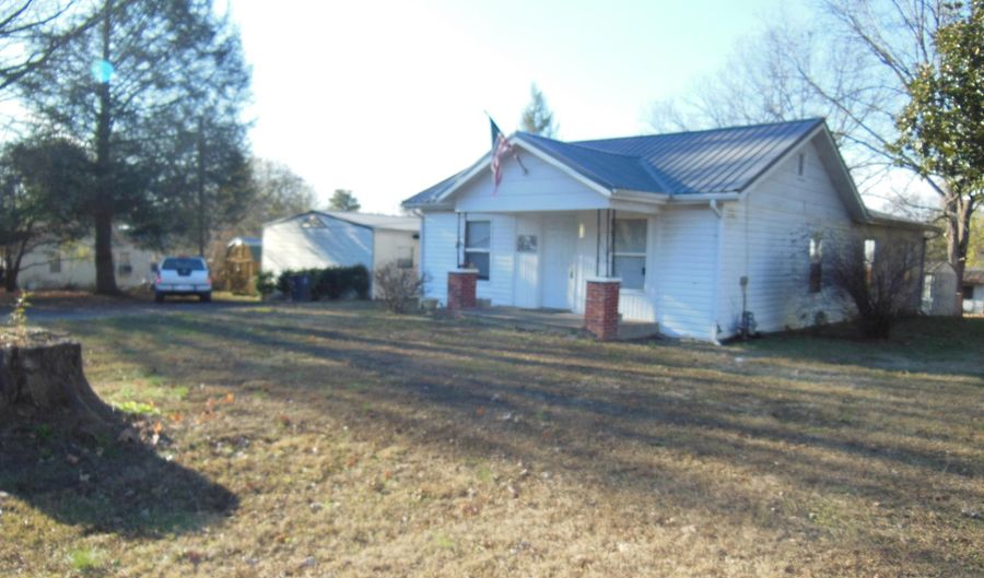 916 Central Ave, Athens, TN 37303 - 2 Beds, 2 Bath