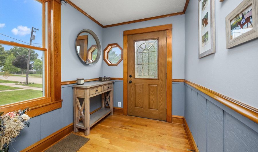 27 Center St, Algonquin, IL 60102 - 3 Beds, 2 Bath