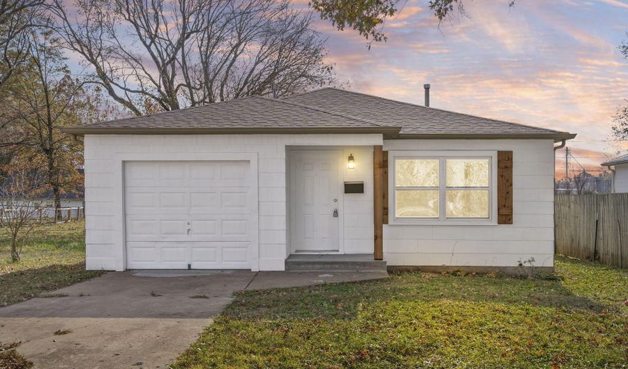 304 E Cofield St, Aurora, MO 65605 - 2 Beds, 1 Bath