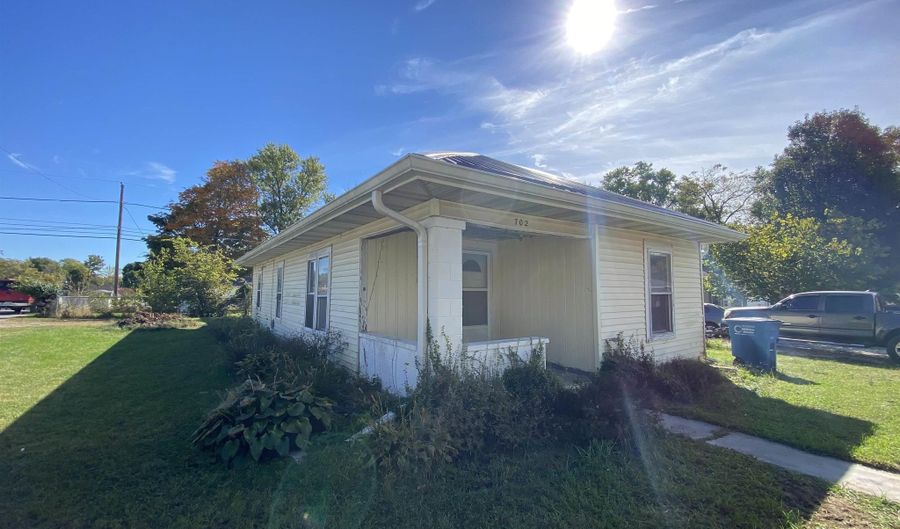 702 W St, Bedford, IN 47421 - 2 Beds, 1 Bath