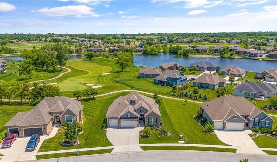 4313 Lakeview Ter, Basehor, KS 66007 - 4 Beds, 3 Bath