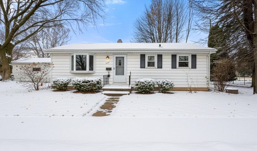 2109 E COLLEGE Ave, Appleton, WI 54915 - 3 Beds, 1 Bath
