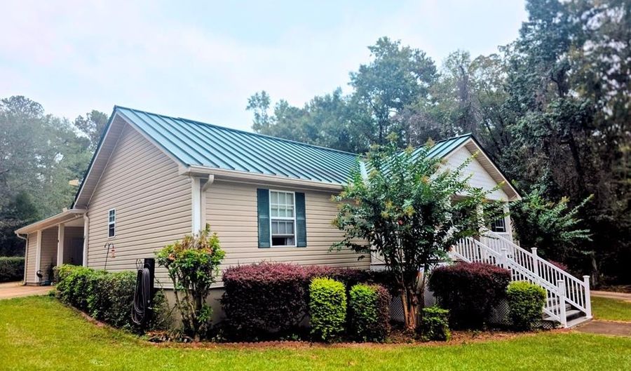701 DOUGLAS Dr, Abbeville, AL 36310 - 2 Beds, 3 Bath