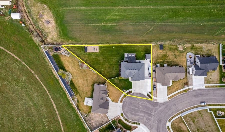 4185 Maizy Way, Ammon, ID 83406 - 6 Beds, 3 Bath