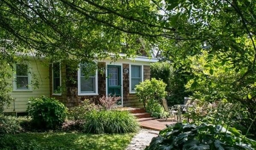 25 Warren Ave, Middletown, RI 02842 - 2 Beds, 1 Bath