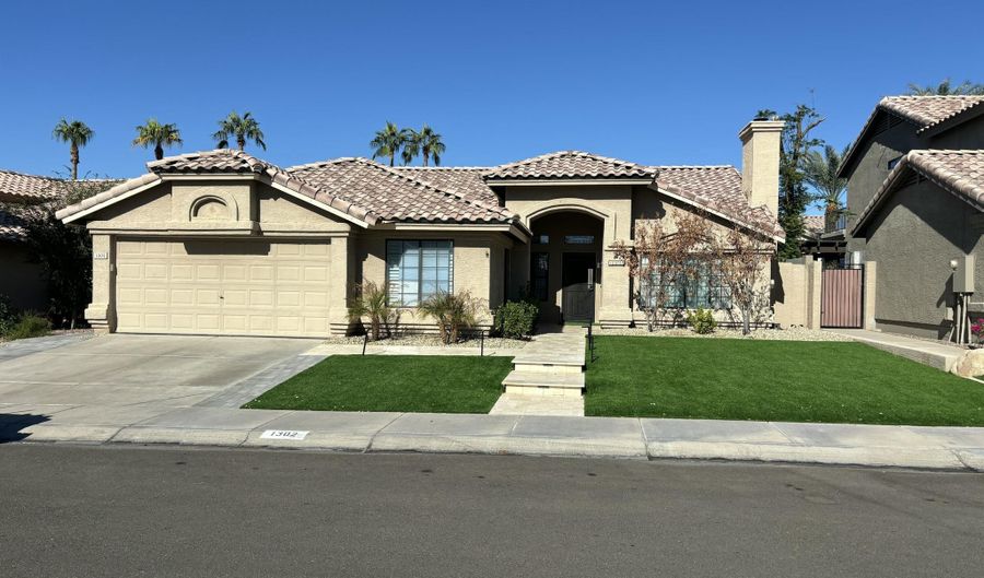 1302 W HONEYSUCKLE Ln, Chandler, AZ 85248 - 4 Beds, 2 Bath