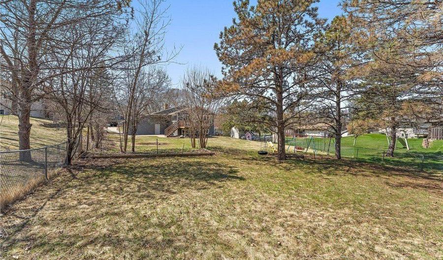 13804 Euclid Ct, Apple Valley, MN 55124 - 5 Beds, 2 Bath