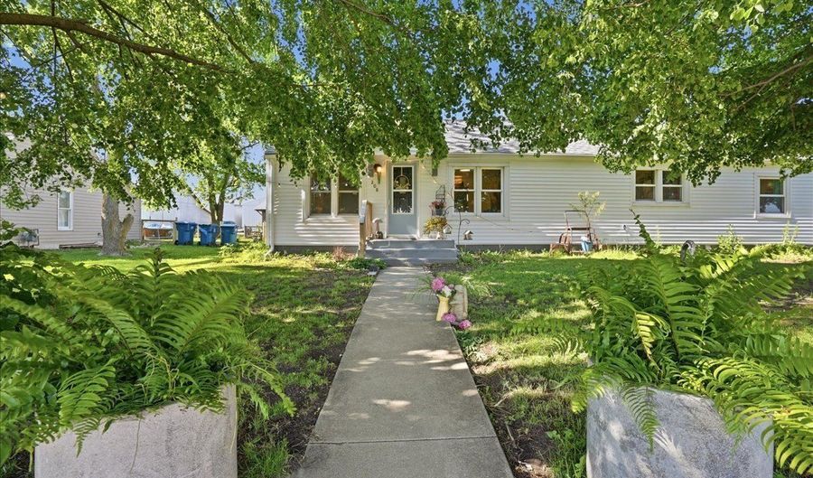 208 4th St, Anchor, IL 61720 - 3 Beds, 2 Bath