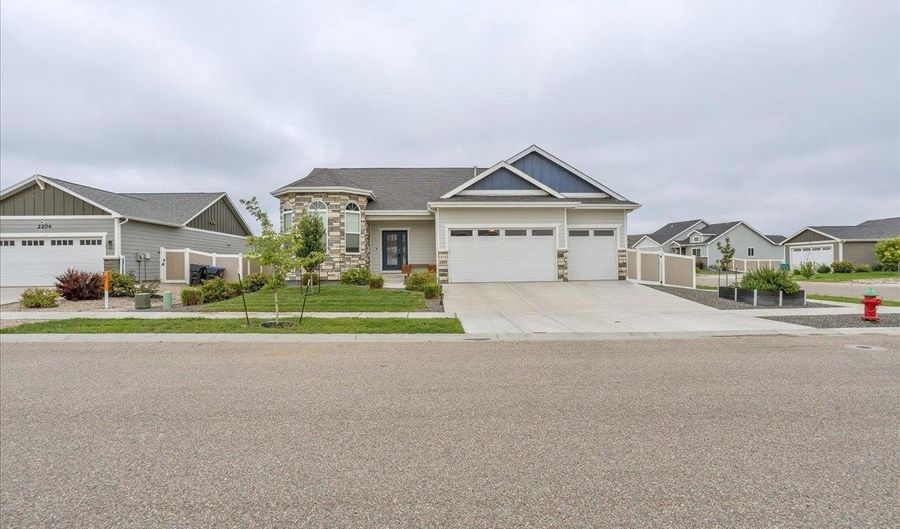 2200 ARROWLEAF Dr, Cheyenne, WY 82007 - 5 Beds, 3 Bath