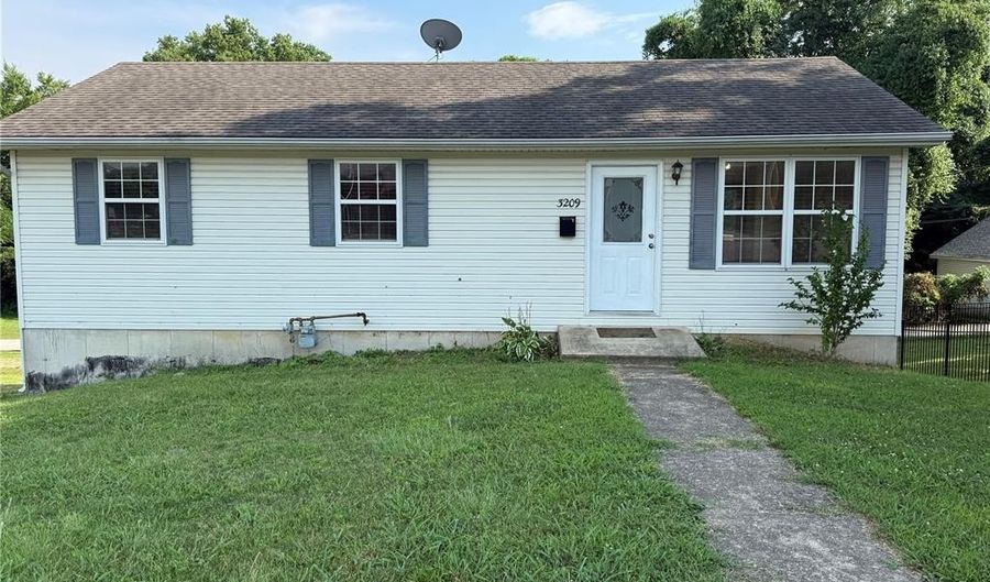 3209 College Ave, Alton, IL 62002 - 3 Beds, 2 Bath