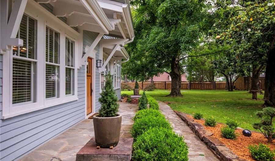 901 McCollum Dr, Bentonville, AR 72712 - 4 Beds, 2 Bath
