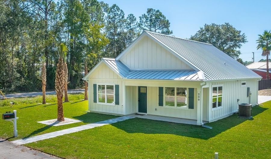 200 13th St, Apalachicola, FL 32320 - 3 Beds, 2 Bath