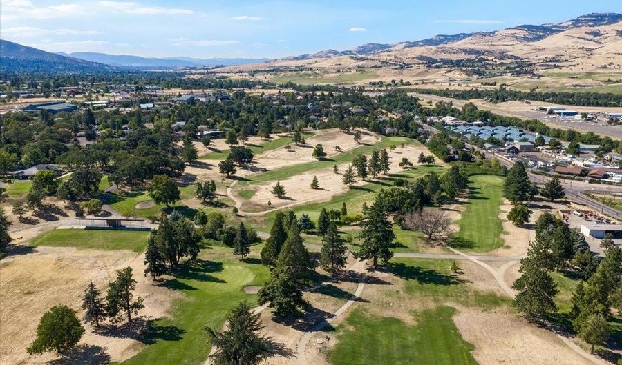 900 Cypress Point Loop, Ashland, OR 97520 - 3 Beds, 2 Bath