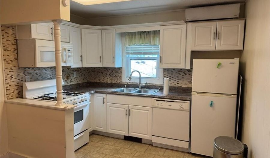 38 Freebody St 307, Newport, RI 02840 - 1 Beds, 1 Bath