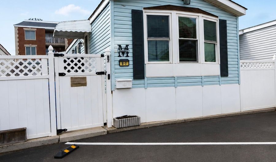 190 W 24TH St B7, Bayonne, NJ 07002 - 2 Beds, 2 Bath