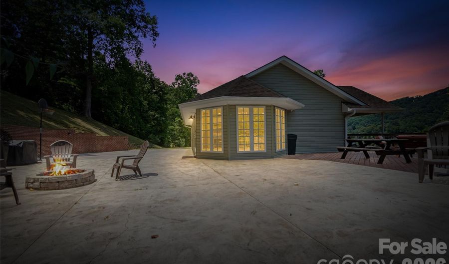 189 Poverty Branch Rd, Barnardsville, NC 28709 - 2 Beds, 2 Bath