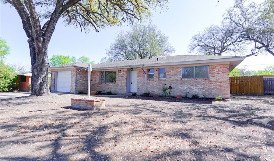 1108 N Woodlawn Dr, Alice, TX 78332 - 3 Beds, 2 Bath