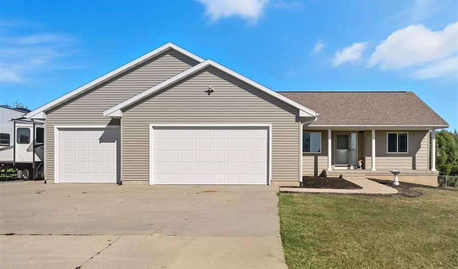 22980 105th St, Anamosa, IA 52205 - 5 Beds, 3 Bath