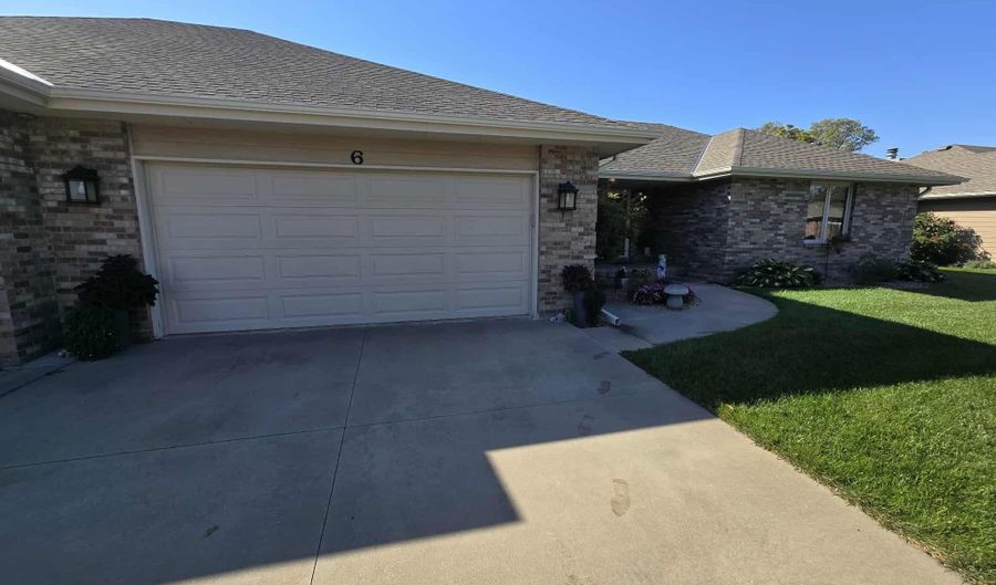 6 The Pnes, Beatrice, NE 68310 - 2 Beds, 3 Bath