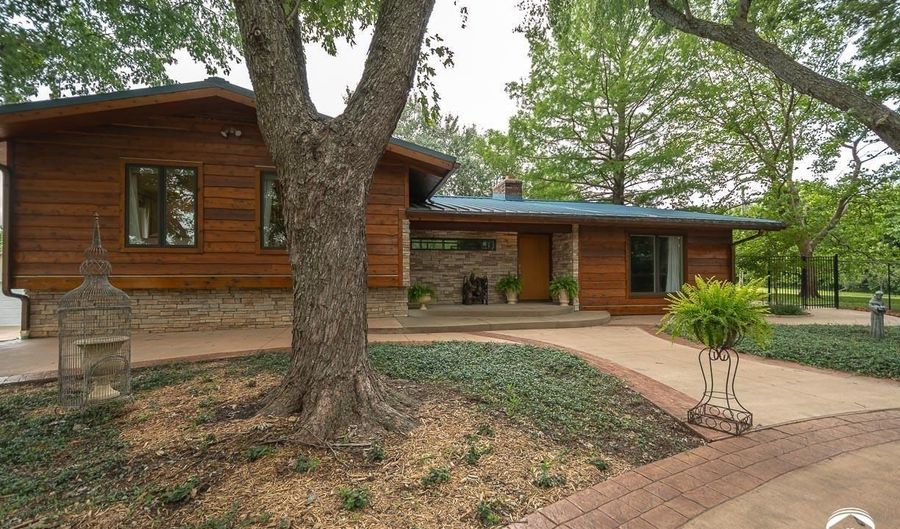 364 E 1600 Rd, Baldwin City, KS 66006 - 4 Beds, 4 Bath