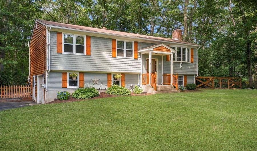 5 Teakwood Dr, Coventry, RI 02816 - 3 Beds, 2 Bath