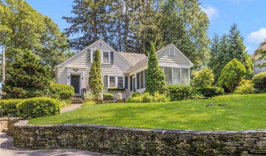 75 Markwood Dr, Barrington, RI 02806 - 3 Beds, 2 Bath