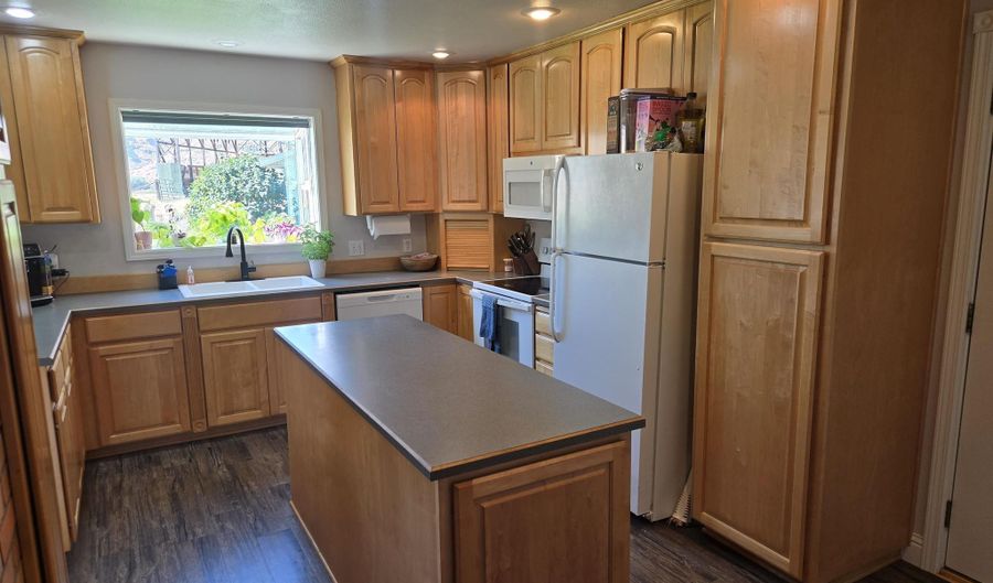 17082 Snake River Rd, Asotin, WA 99402 - 2 Beds, 1 Bath