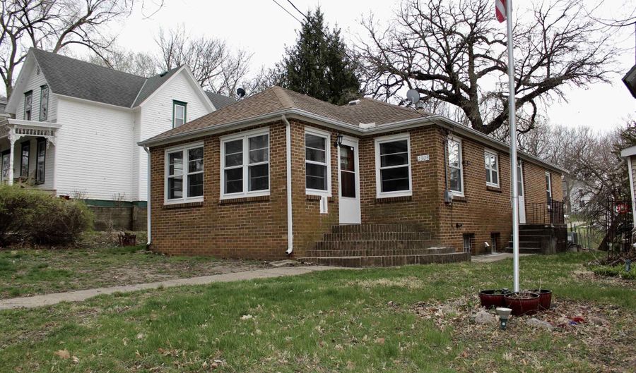 1303 Chestnut St, Atlantic, IA 50022 - 2 Beds, 2 Bath