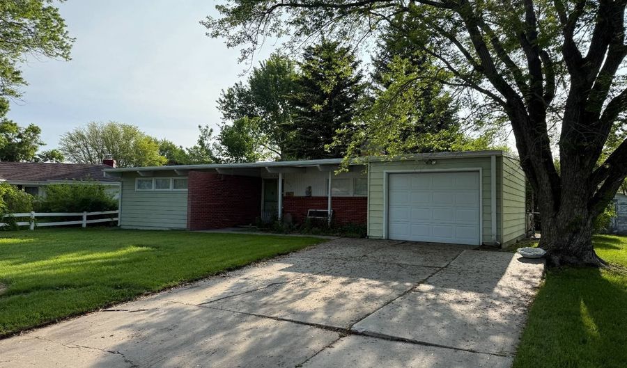 606 N Maple St, Ainsworth, NE 69210 - 3 Beds, 2 Bath
