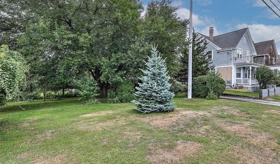 40 Brightridge Ave, East Providence, RI 02914 - 2 Beds, 1 Bath
